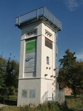 Xanten : Eyländer Weg, das Natur Forum Bislicher Insel und der ehem. Trafoturm liegt inmitten des Naturschutzgebiets. Aus dem ehem. RWE-Trafoturm ( 1910 errichtet ) ist ein Artenschutzturm geworden, der als "Fledermausfreundliches" Haus ausgezeichnet wurde. Vogelnisthilfen und Insektenhäuser sind vorhanden und im Innenraum gibt es Spaltenquartiere für Fledermäuse.